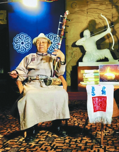 金巴扎木苏在演奏 (阿拉木斯 摄)